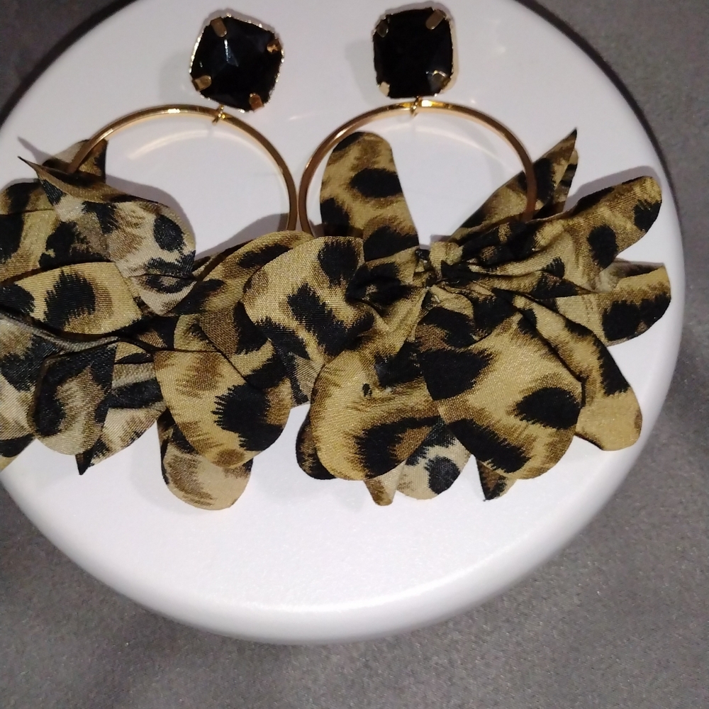 LEOPARD 🐆 EARRINGS - Picture 12 of 12